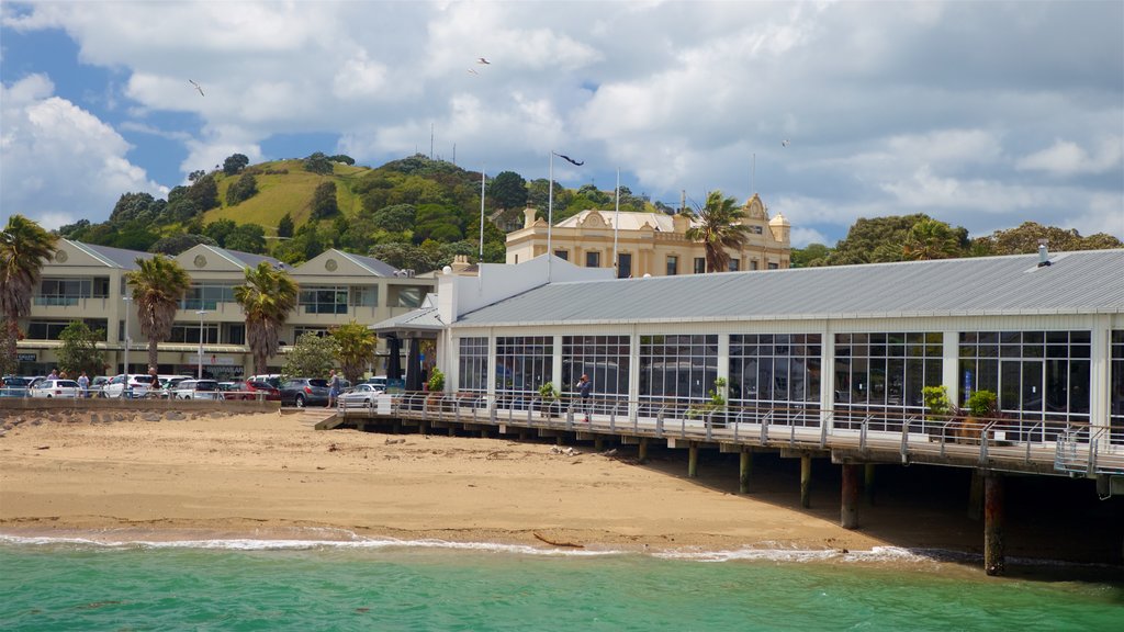 Devonport toont algemene kustgezichten en een zandstrand