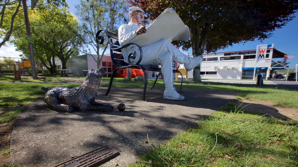 Katikati que incluye una estatua o escultura, un jardín y arte al aire libre