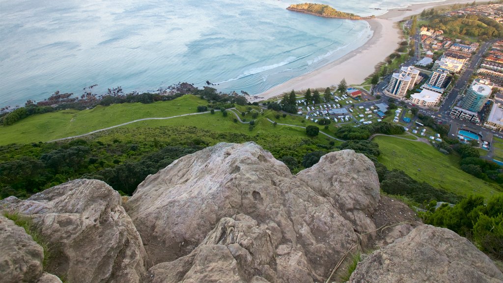 Mount Maunganui ofreciendo una ciudad costera, una playa y vista general a la costa