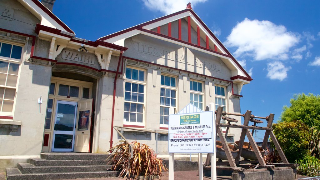 Waihi montrant éléments du patrimoine et signalisation