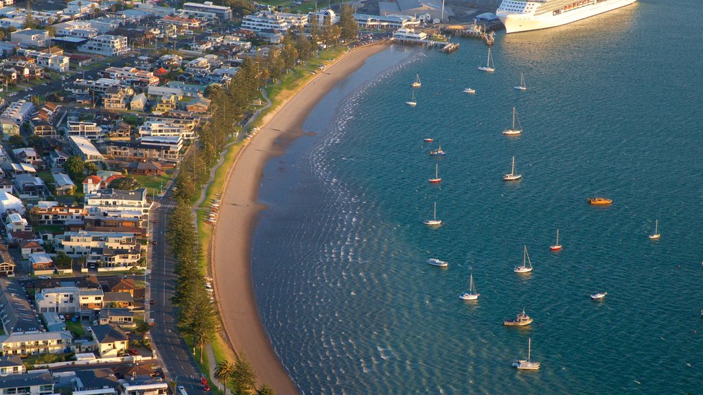 Mount Maunganui que inclui paisagens litorâneas, uma cidade litorânea e uma baía ou porto