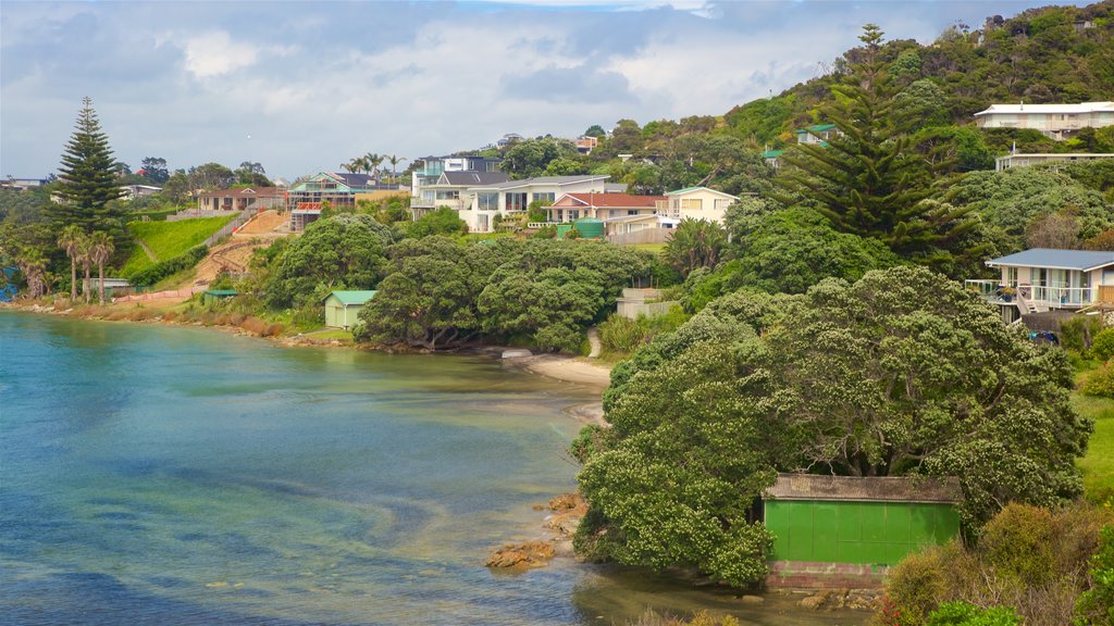 Mangawhai Heads mostrando un río o arroyo y una pequeña ciudad o aldea