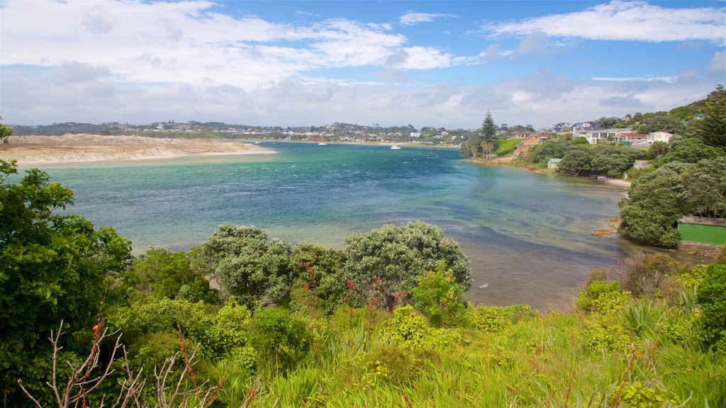 Mangawhai Heads mostrando um rio ou córrego