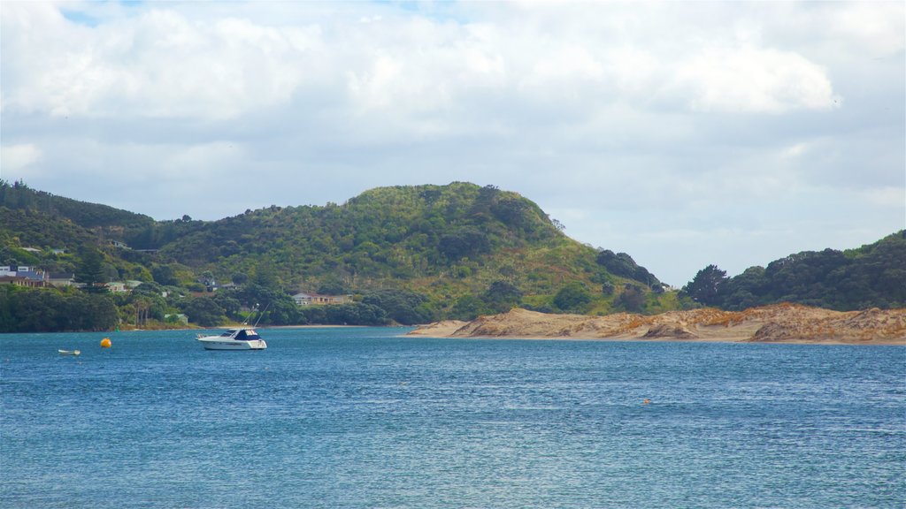 Mangawhai Heads que incluye botes y una bahía o un puerto