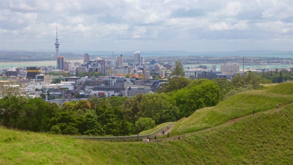 Mt. Eden inclusief een stad en landschappen