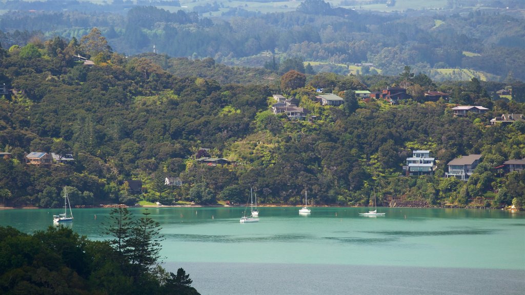 Flagstaff Hill que incluye escenas tranquilas, una bahía o puerto y una pequeña ciudad o pueblo