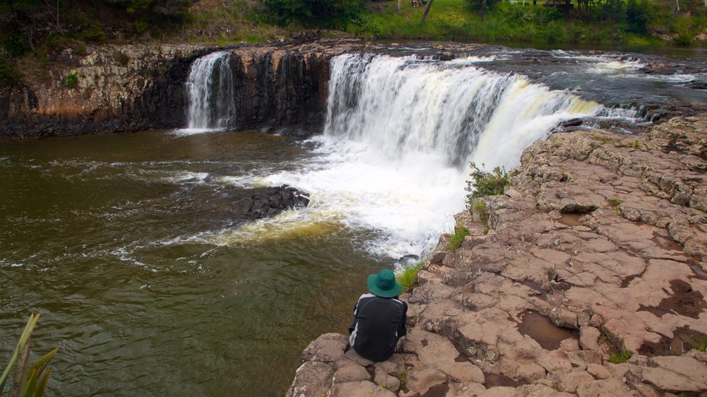 Cascadas de Hururu mostrando una catarata y un río o arroyo y también un hombre