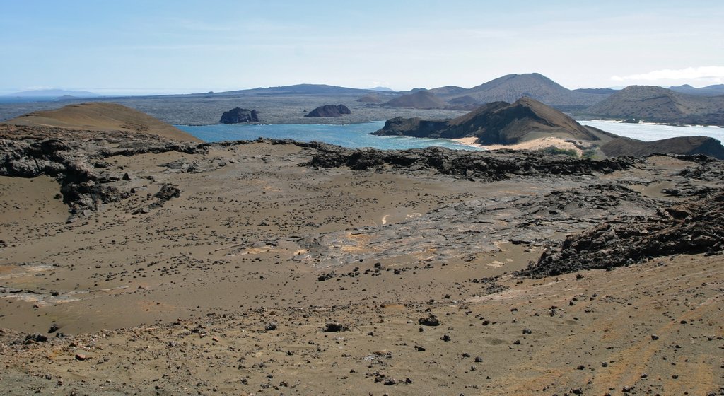 Bartolome Island que incluye costa rocosa