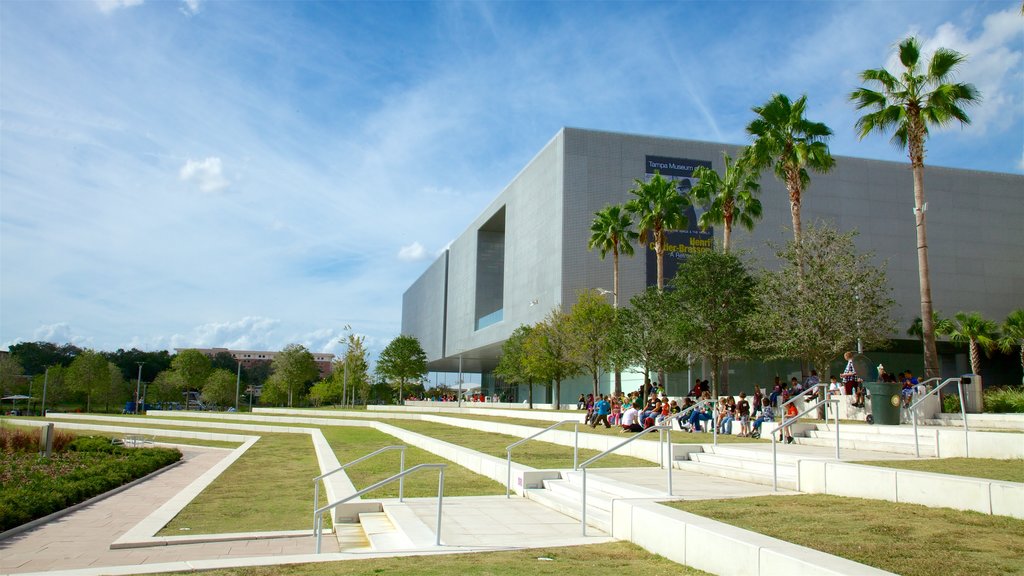 Museu de Arte de Tampa que inclui arquitetura moderna e um parque assim como um pequeno grupo de pessoas