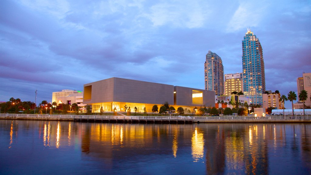 Museu de Arte de Tampa caracterizando arquitetura moderna, uma cidade e um rio ou córrego