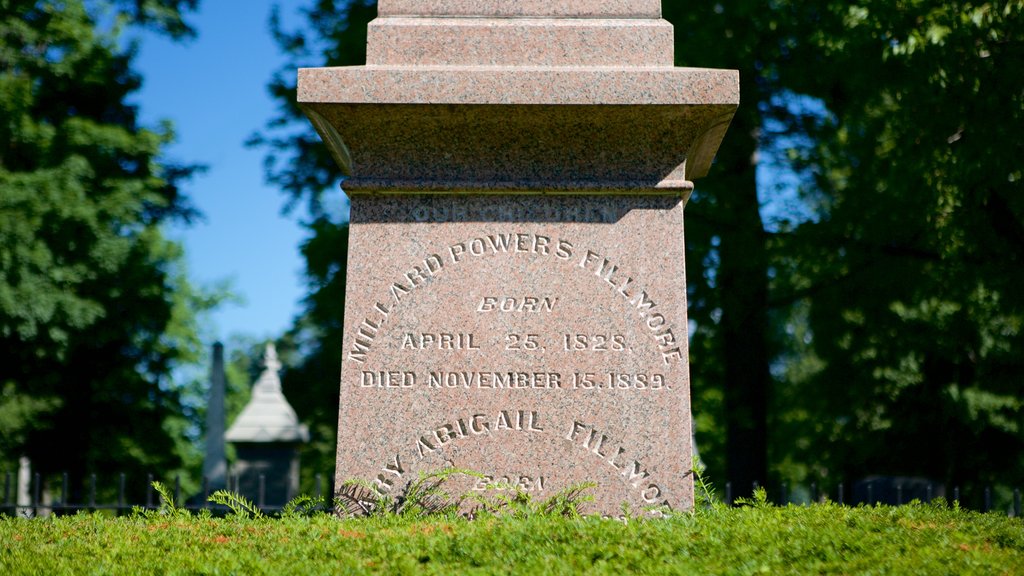 Forest Lawn Cemetery og byder på en kirkegård