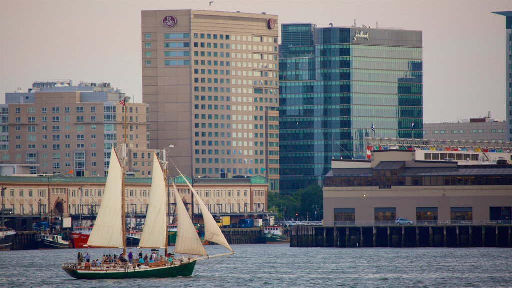 Øst-Boston som viser by, båter og bukt eller havn