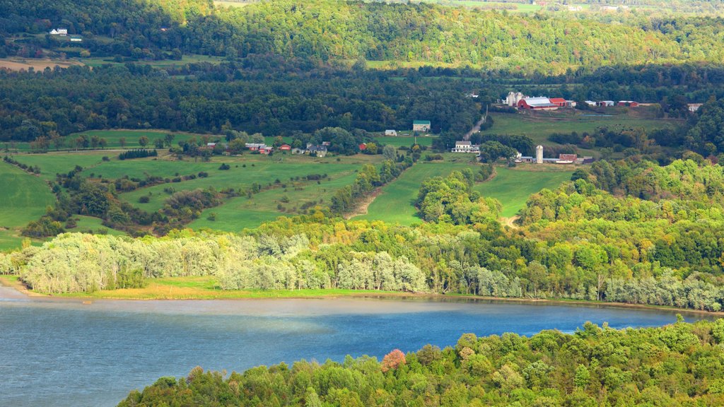 Fort Ticonderoga toont vredige uitzichten, landschappen en een meer of poel