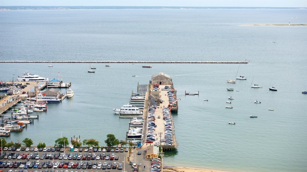 MacMillan Pier ofreciendo vista general a la costa y una bahía o un puerto