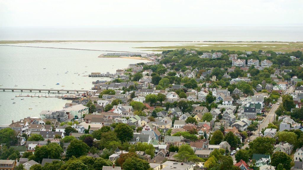 MacMillan Pier que incluye una ciudad costera y vistas generales de la costa