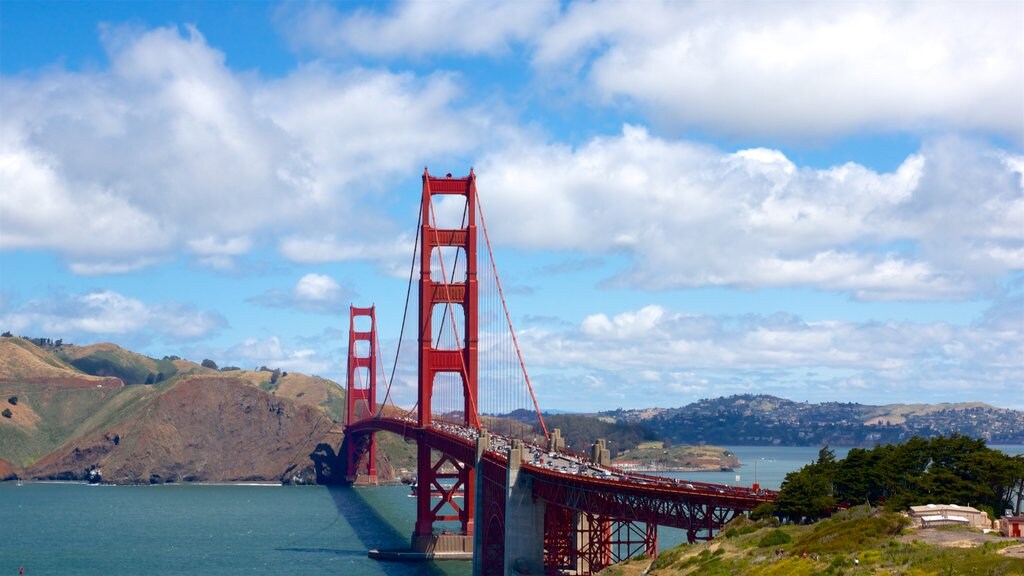 Golden Gate-broen som omfatter en bro og en flod eller et vandløb