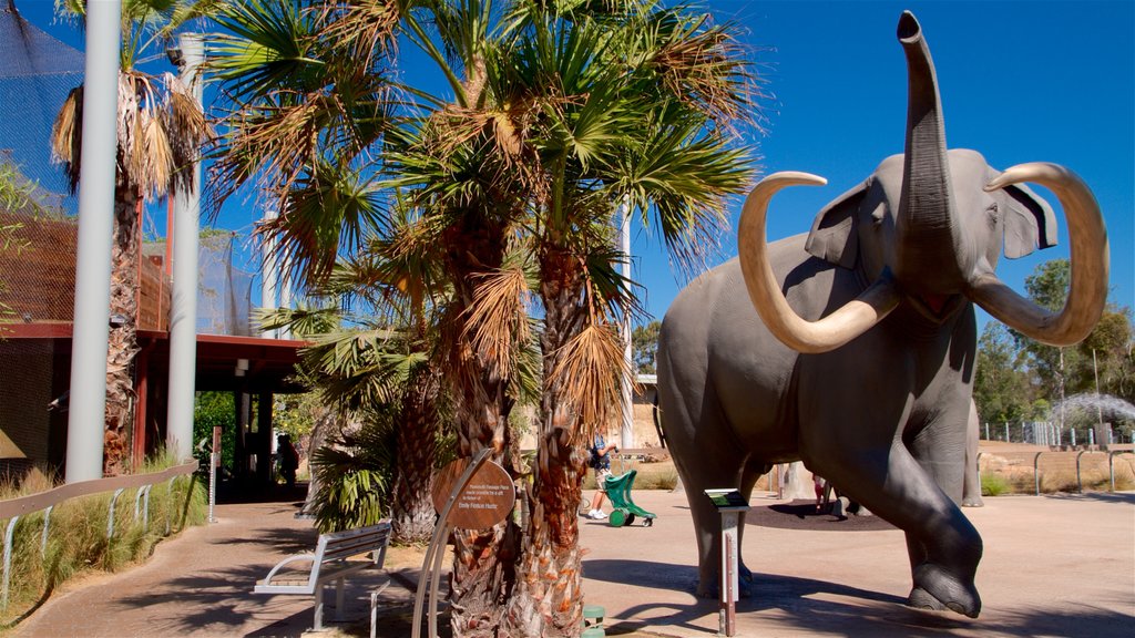 Zoológico de San Diego mostrando arte al aire libre y animales de zoológico