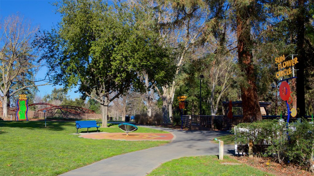 Happy Hollow Park and Zoo showing a park and signage