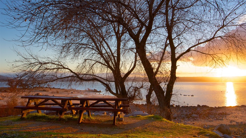 Folsom Lake State Recreation Area que incluye una puesta de sol y un lago o abrevadero