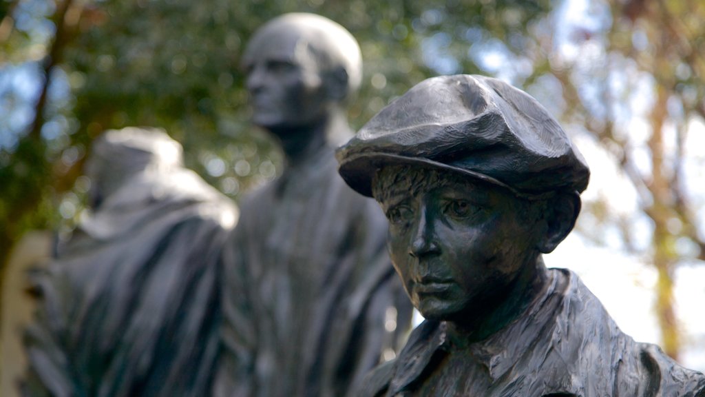 Monumento del Holocausto en el Desierto mostrando una estatua o escultura