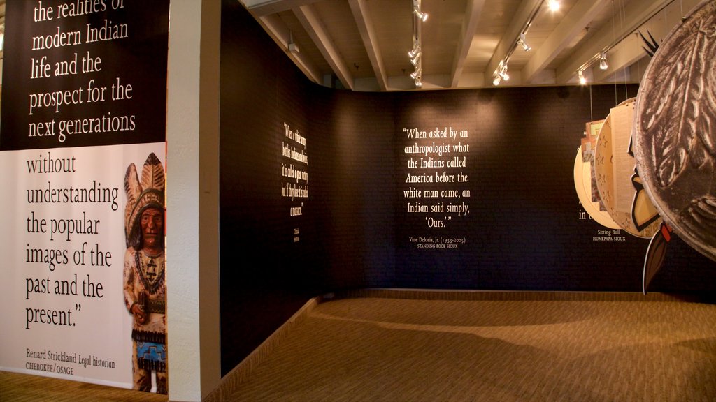 Museo Cultural de Agua Caliente ofreciendo señalización y vistas interiores