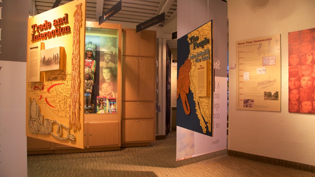 Museo Cultural de Agua Caliente ofreciendo vista interna y señalización