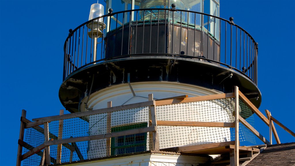 Faro de Point Pinos ofreciendo un faro