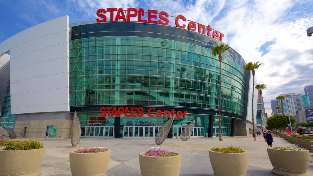 Estadio Staples Center mostrando flores, arquitectura moderna y señalización