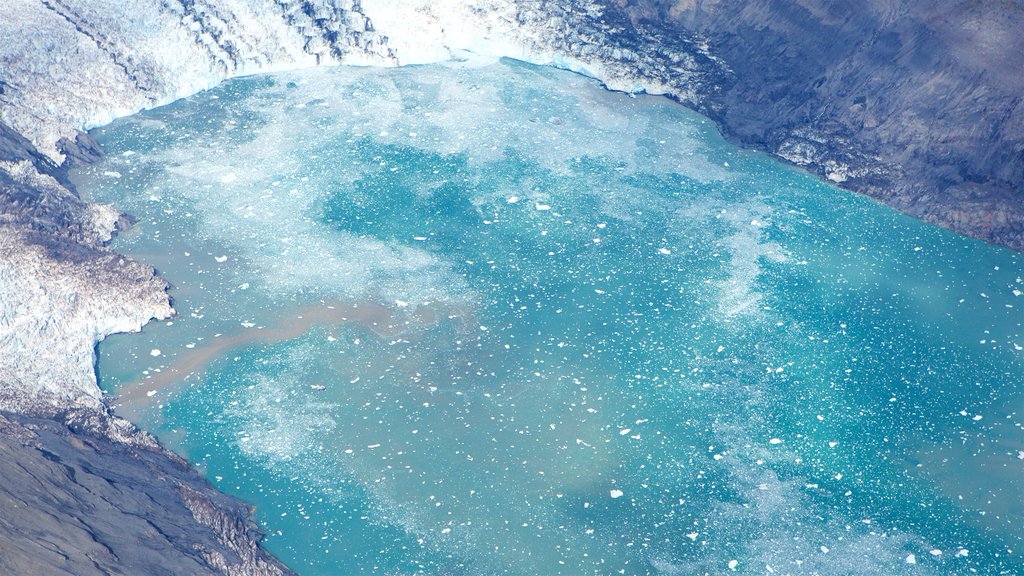 Parque estatal Chugach que incluye un lago o espejo de agua y nieve