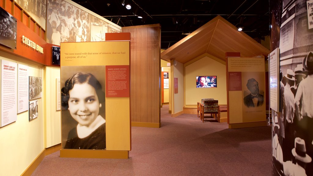 Museo Reginald F. Lewis ofreciendo señalización y vistas interiores