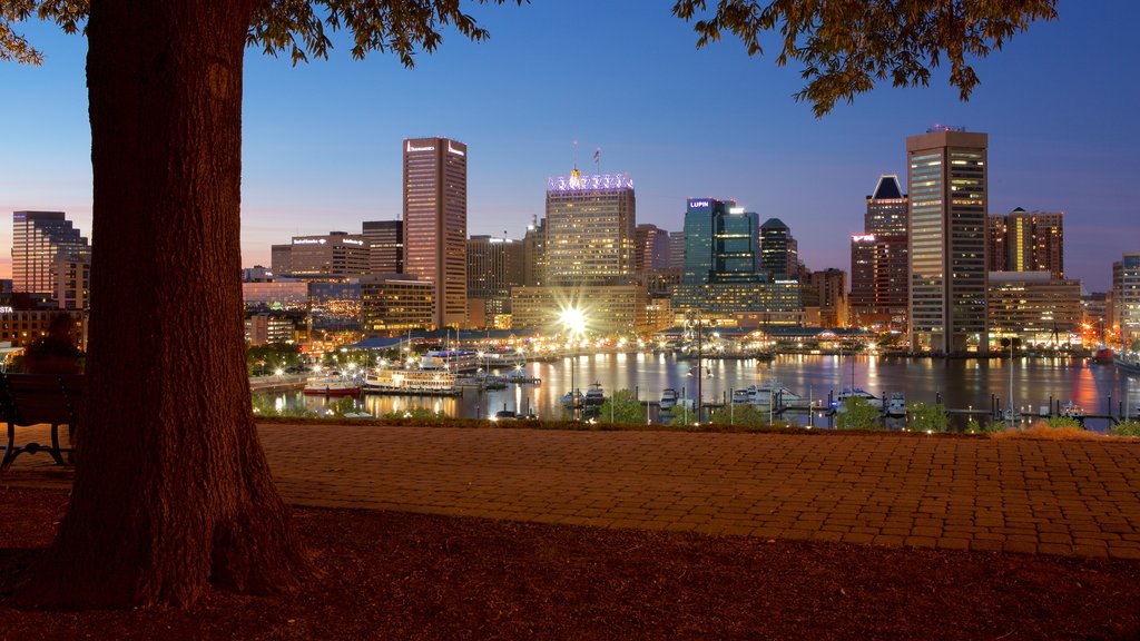 Federal Hill Park que inclui uma baía ou porto, cenas noturnas e uma cidade