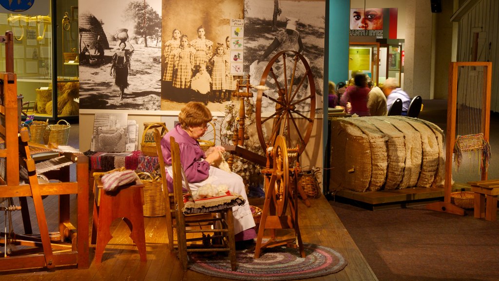 Instituto de Culturas Texanas que incluye vistas interiores y también una mujer