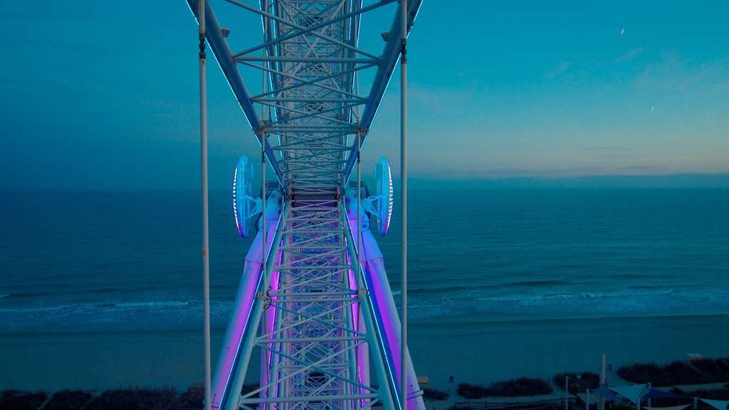 SkyWheel Myrtle Beach ofreciendo un atardecer, vista general a la costa y paseos