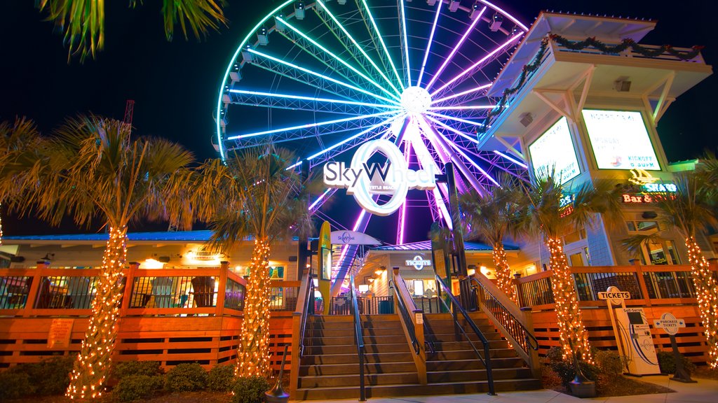 SkyWheel Myrtle Beach que incluye paseos y escenas de noche