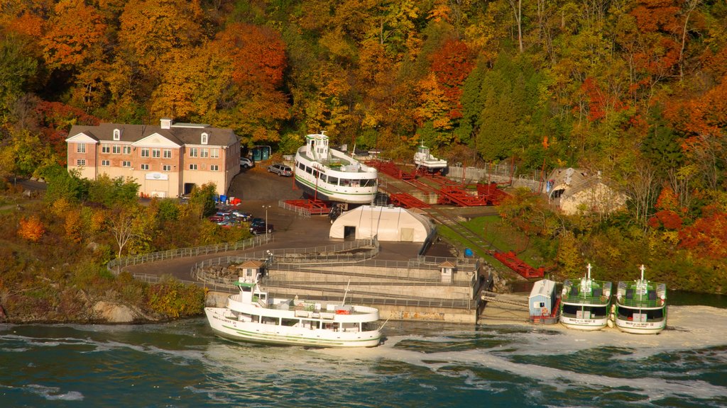 Excursión en barco Maid of the Mist ofreciendo un ferry, bosques y colores de otoño