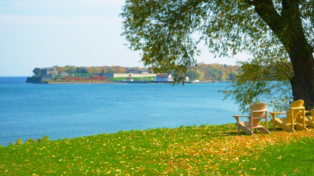 Niagara-on-the-Lake que incluye una localidad costera y vistas panorámicas