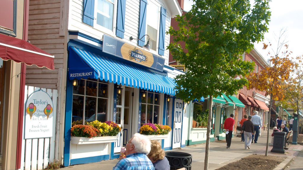 Niagara-on-the-Lake mostrando uma cidade pequena ou vila e cenas de rua