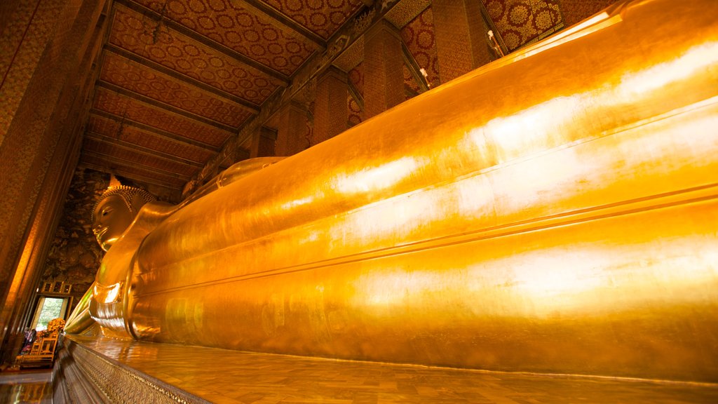 Temple Wat Pho qui includes scènes intérieures, éléments religieux et un temple ou un lieu d’adoration