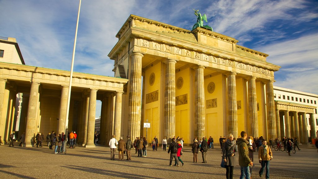 Portão de Brandenburgo que inclui uma cidade, um monumento e cenas de rua