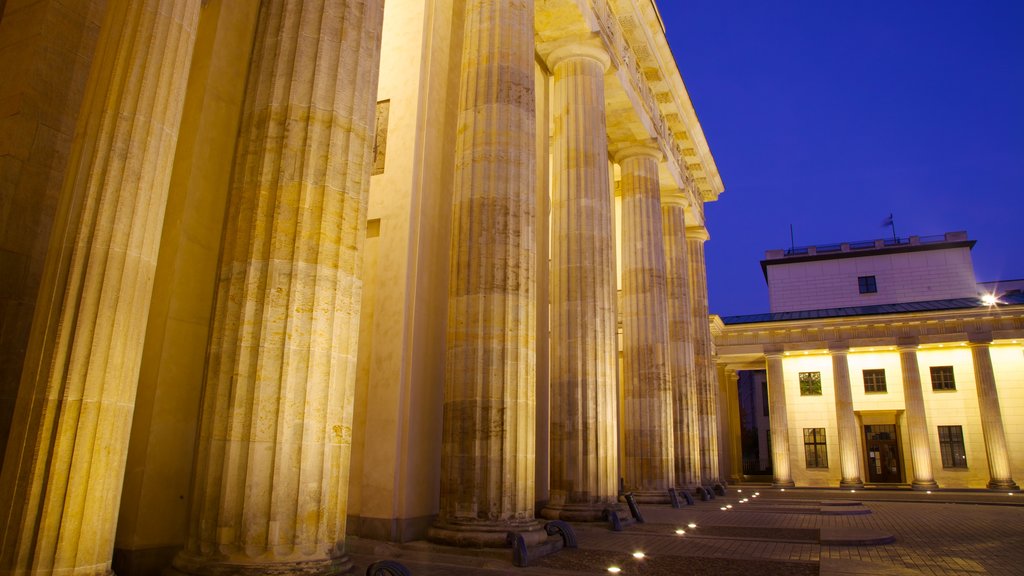 Portão de Brandenburgo mostrando uma cidade, cenas noturnas e arquitetura de patrimônio