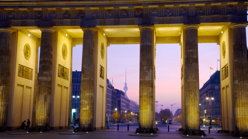 Brandenburg Gate showing a monument, a city and street scenes