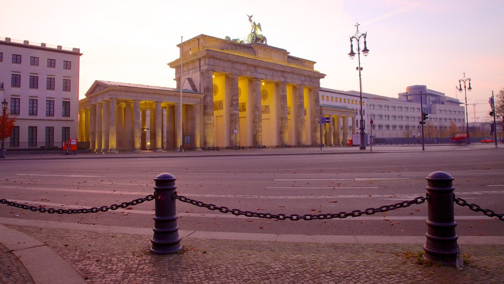 Brandenburg Gate featuring an administrative buidling, heritage architecture and a monument