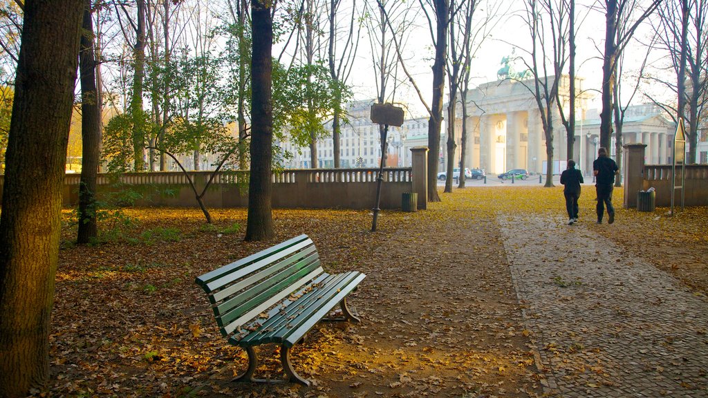 Brandenburgin portti johon kuuluu puutarha, monumentti ja syksyn lehdet