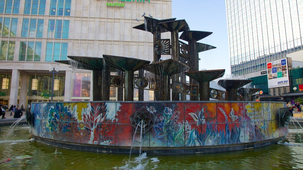 Plaza Alexanderplatz ofreciendo una ciudad, una fuente y un parque o plaza