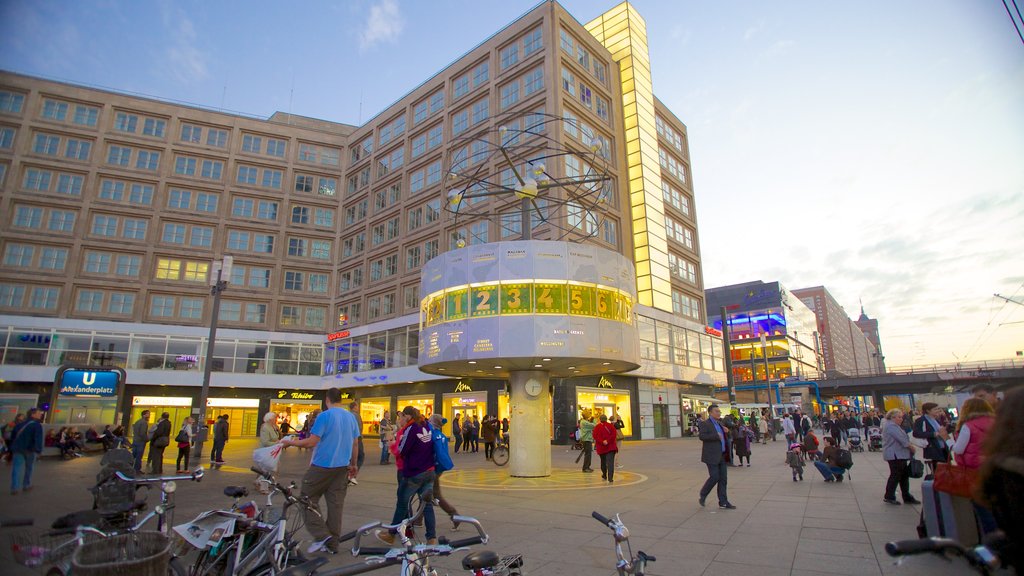 Alexanderplatz que inclui uma cidade, arquitetura moderna e uma praça ou plaza