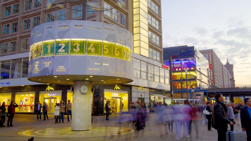 Plaza Alexanderplatz ofreciendo imágenes de calles, una ciudad y arquitectura moderna