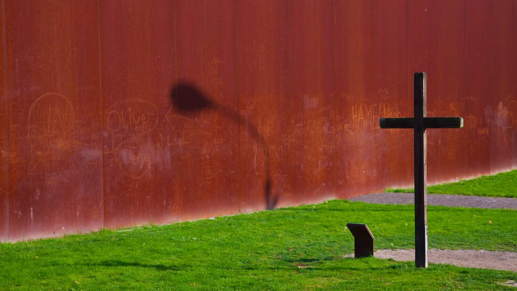 Monumento al Muro de Berlín mostrando un monumento