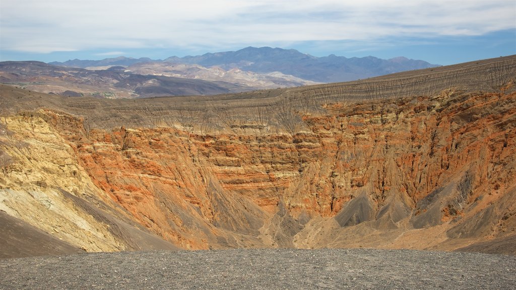 Ubehebe Crater mostrando um desfiladeiro ou canyon e paisagens do deserto