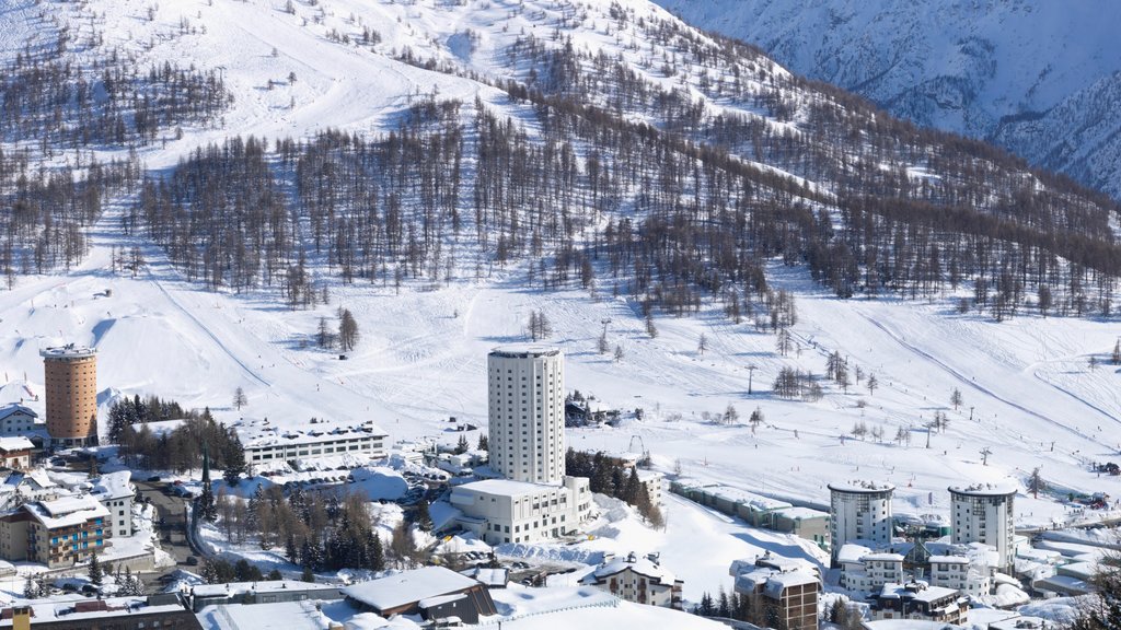 Sestriere which includes mountains, landscape views and a city