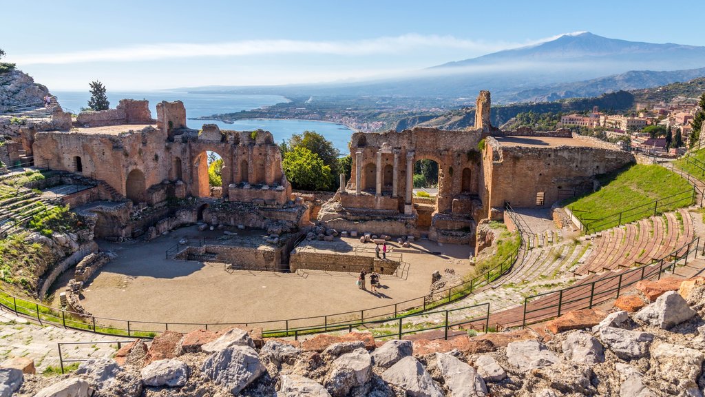 Monte Etna ofreciendo vistas generales de la costa, una ruina y escenas de teatro